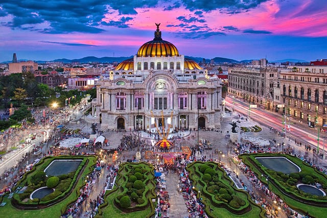 Image of the Palacia de Bellas Artes in Mexico City at sunset